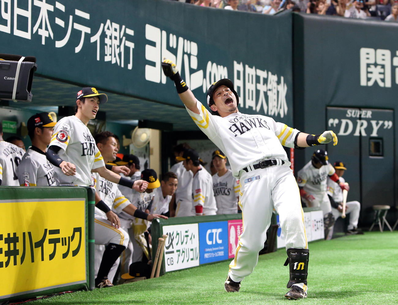 19年9月、左越えにソロ本塁打を放ちベンチ前で熱男のポーズをする松田宣