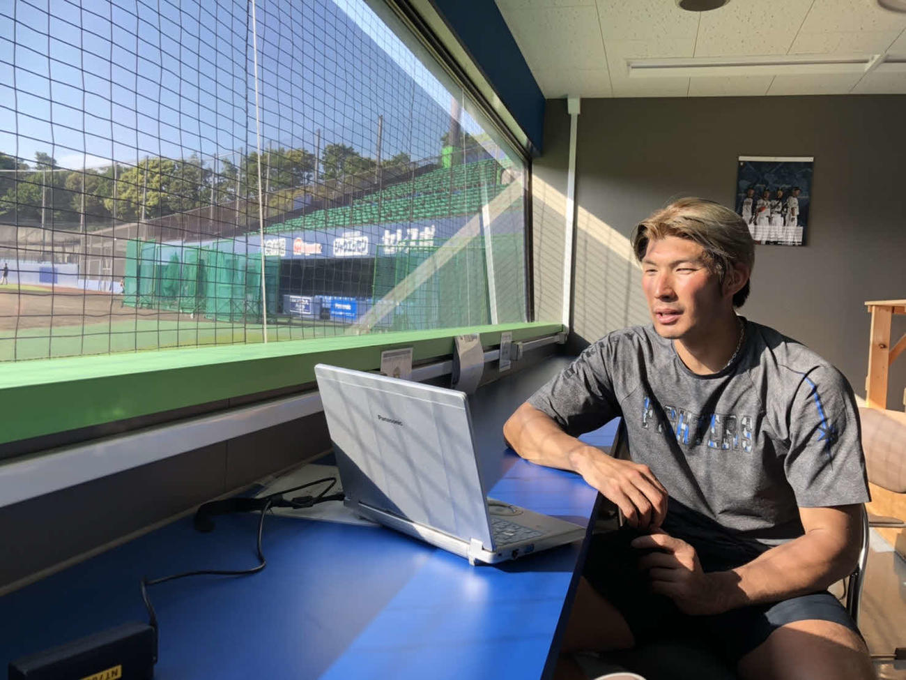 千葉・鎌ケ谷スタジアムでオンライン取材を受ける日本ハム大田（球団提供）