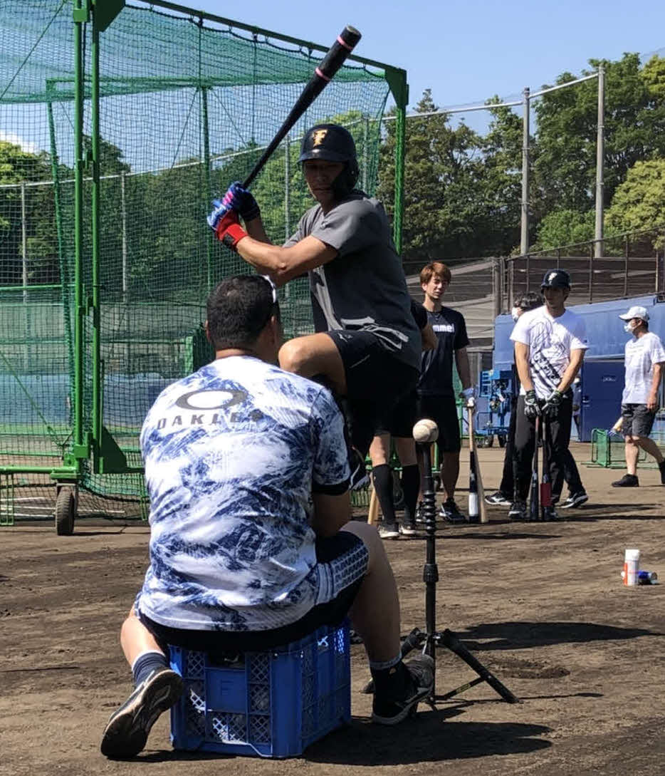 グループ練習後にロングティーに励む日本ハム大田（球団提供）