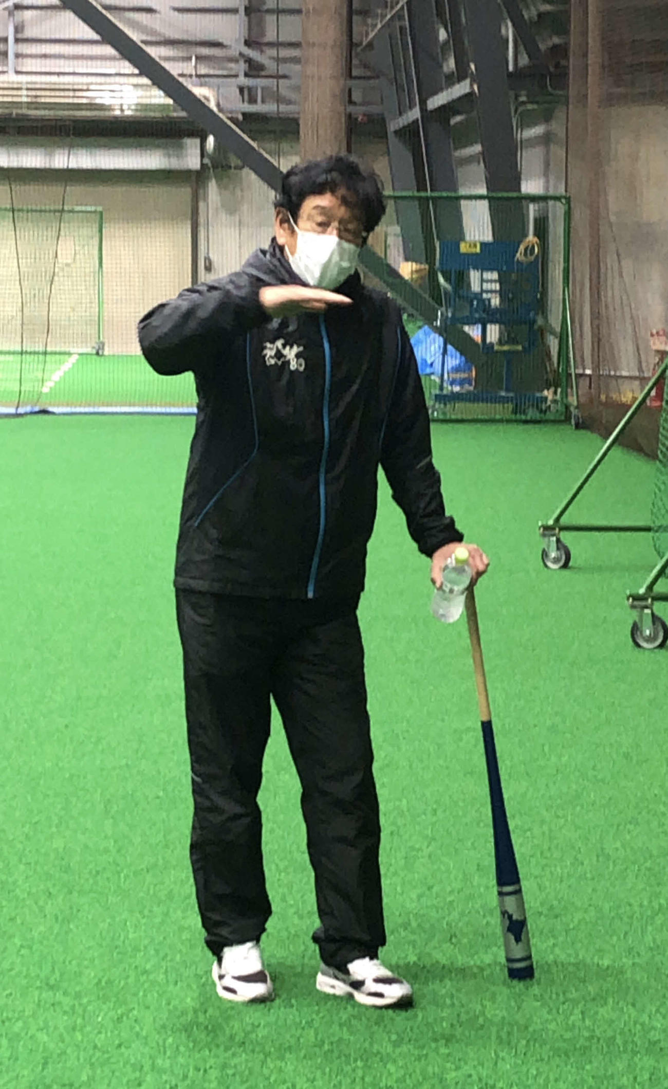 マスク姿で札幌組の練習を見守る日本ハム栗山監督（球団提供）