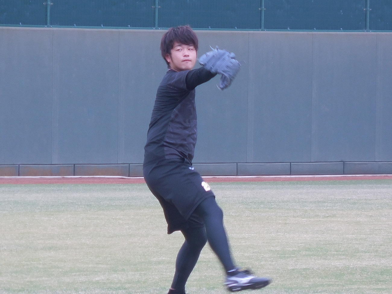 自主練習で汗を流す高橋遥（球団提供）