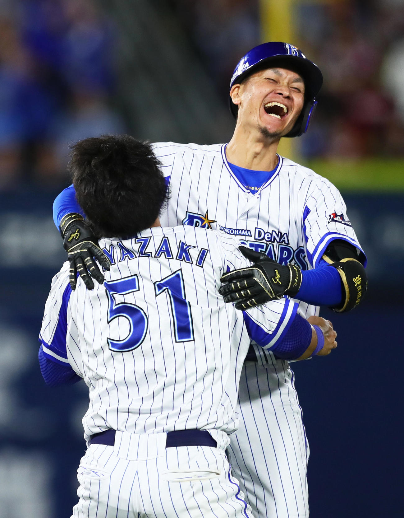 DeNA対楽天　9回裏DeNA2死二塁、大和（右）はサヨナラ打を放ち抱き合い喜ぶ（2019年6月21日撮影）