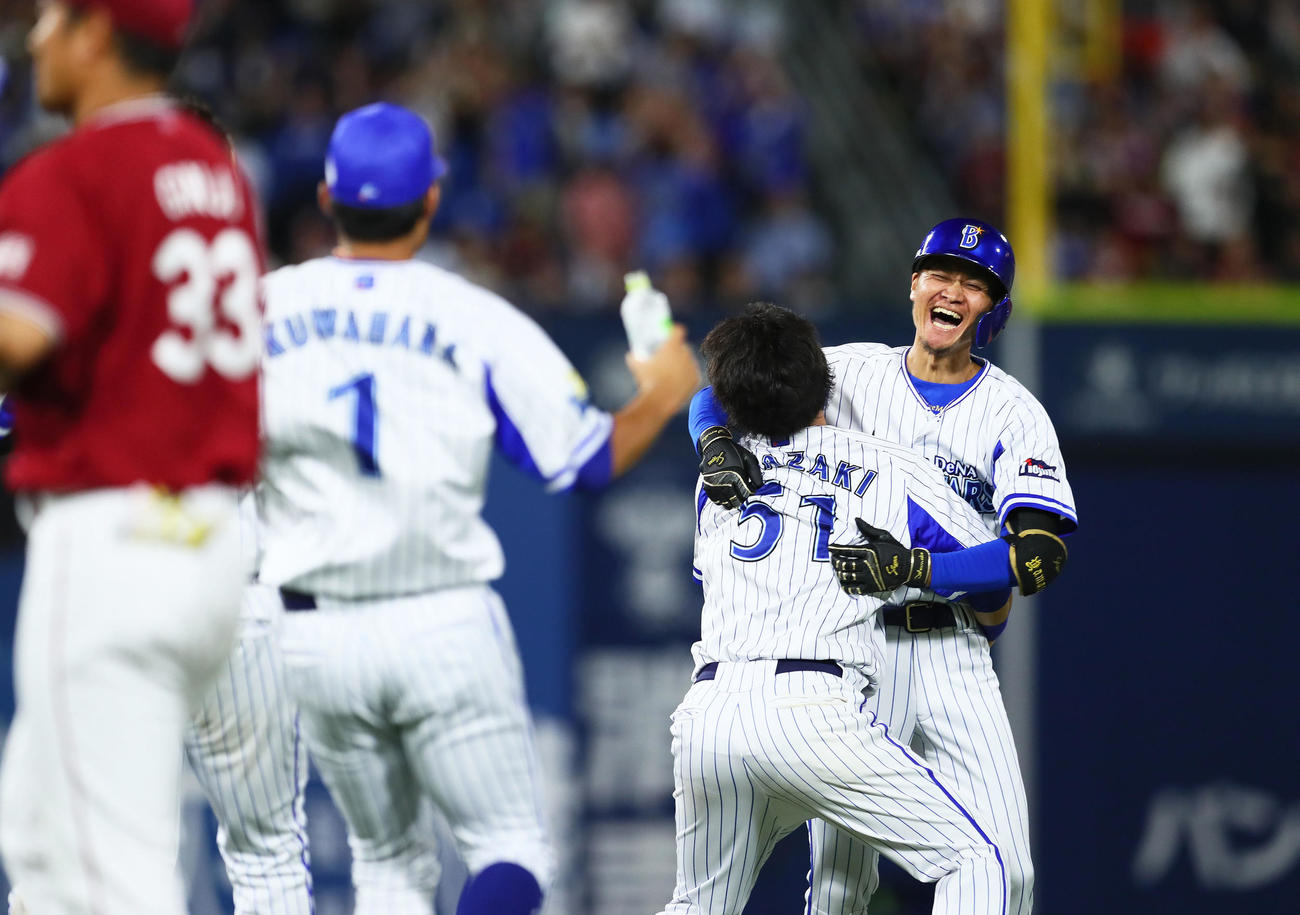 DeNA対楽天　9回裏DeNA2死二塁、大和（右端）はサヨナラ打を放ち抱き合い喜ぶ（2019年6月21日撮影）