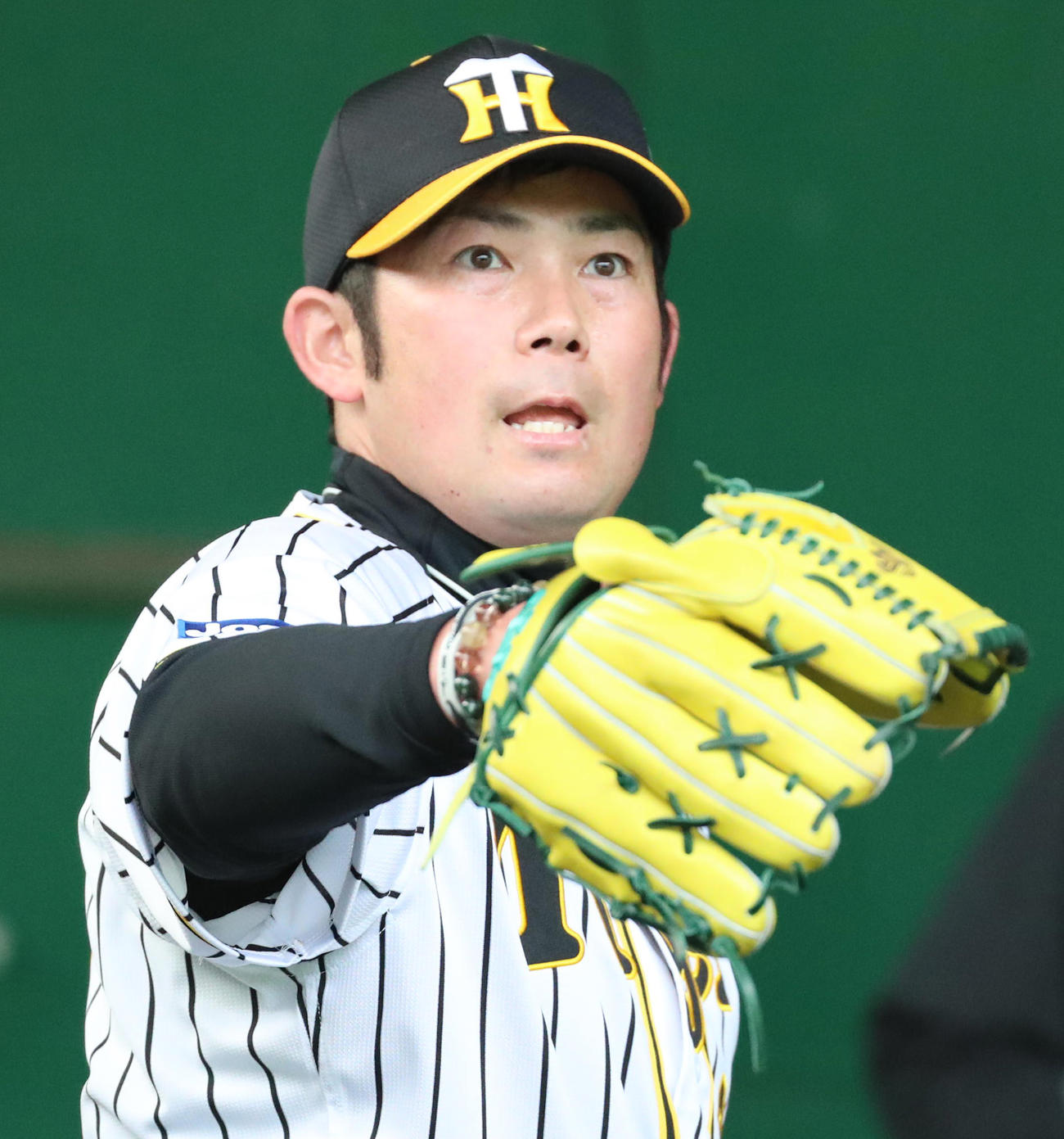 ブルペンで投球練習を行う岩田稔（2020年2月3日撮影）