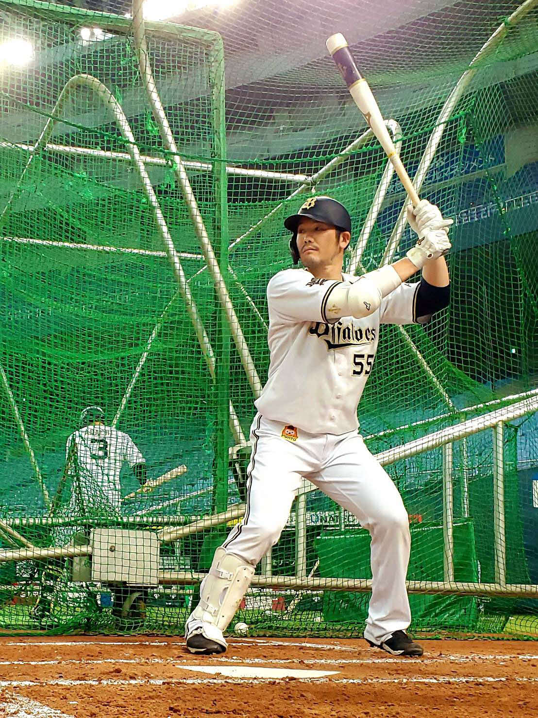 京セラドーム大阪で自主練習に取り組むオリックスT－岡田外野手（球団提供）