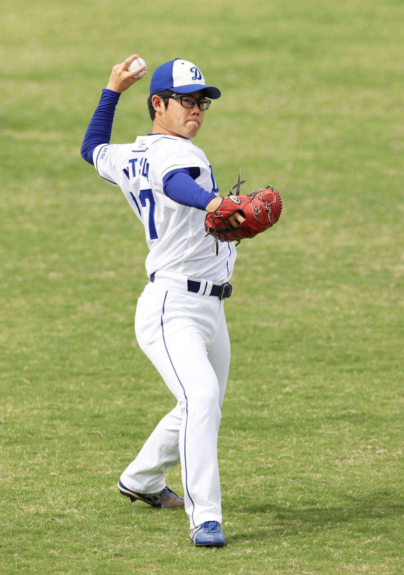 自主練習でキャッチボールをする中日松田亘哲