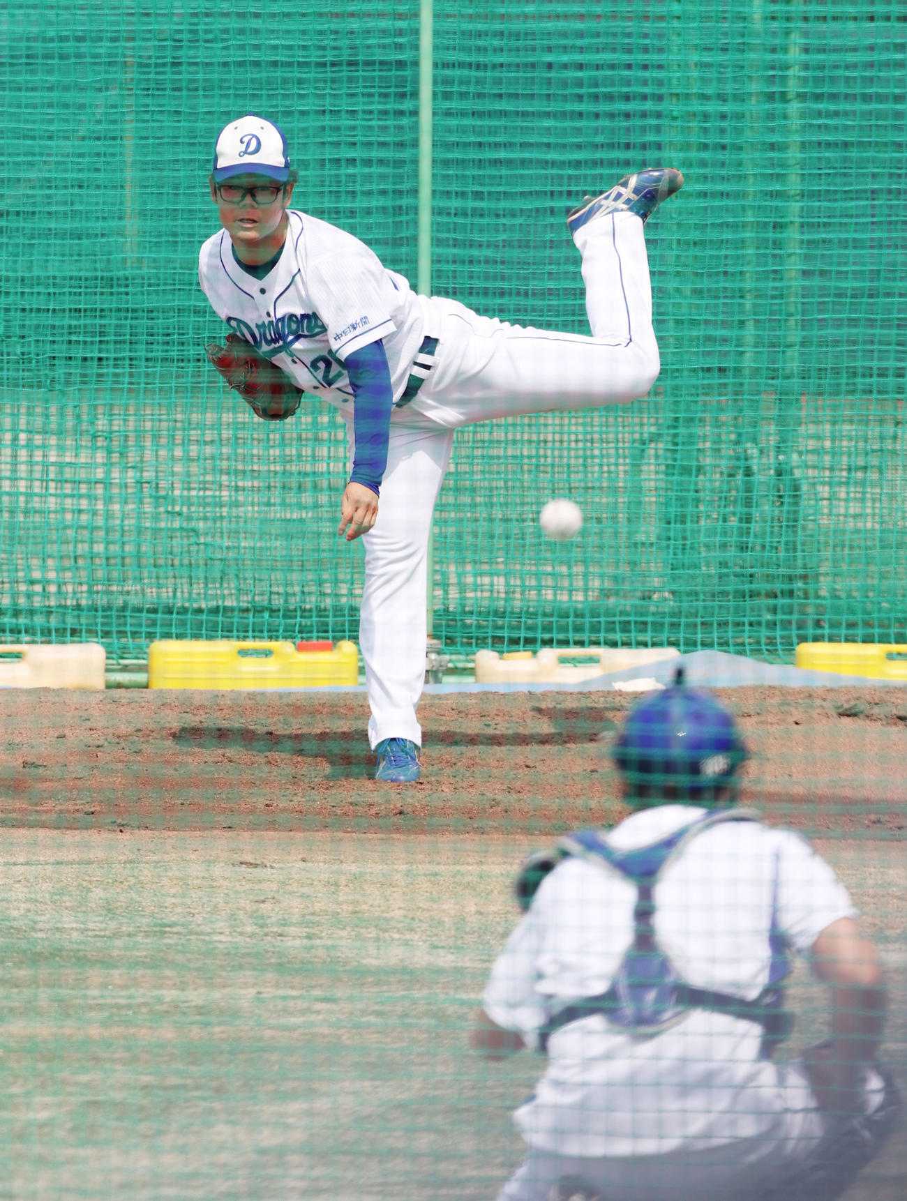 ブルペンで投球練習をする中日松田亘哲