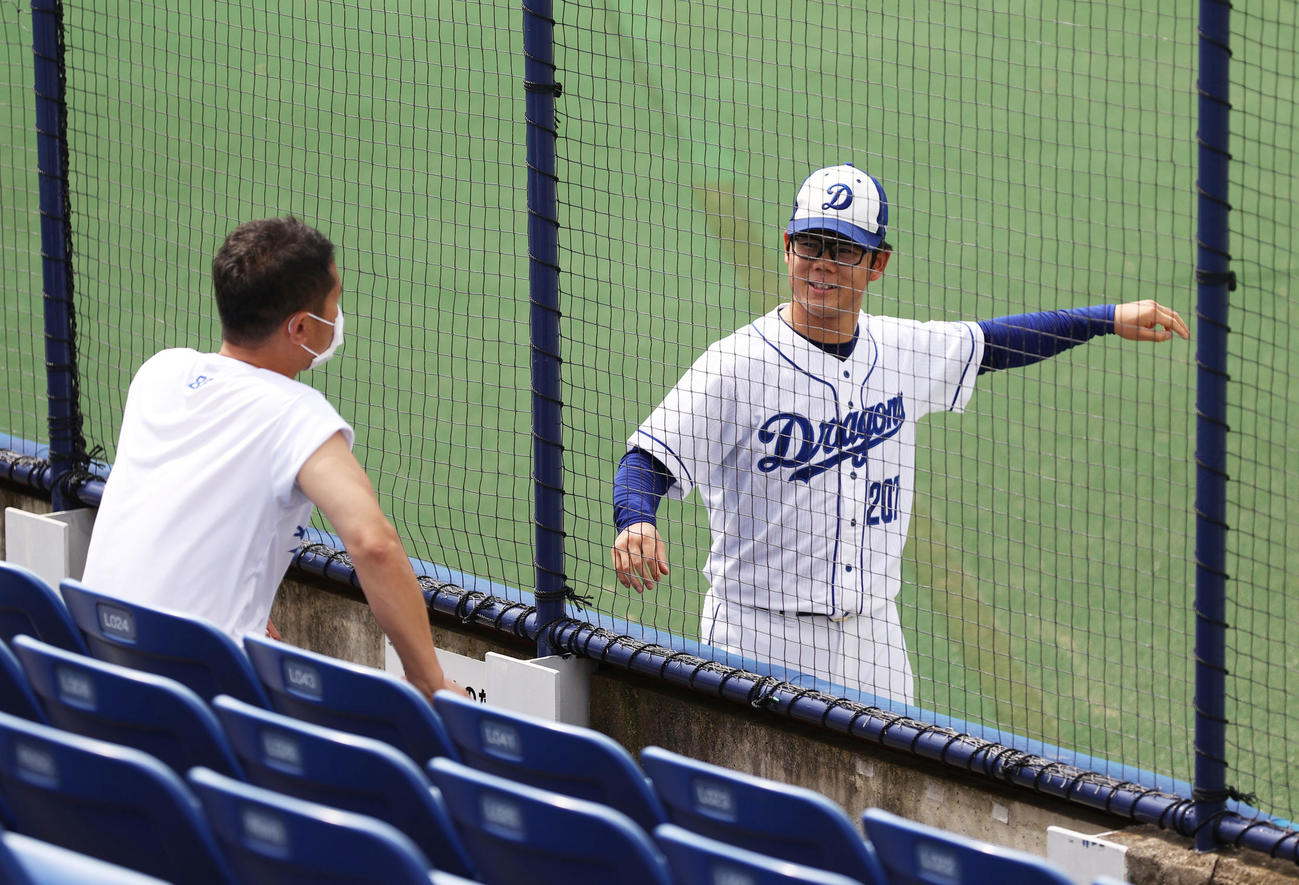 ブルペンでの投球練習を終え中日小笠原孝2軍投手コーチ（左）と話す松田亘哲