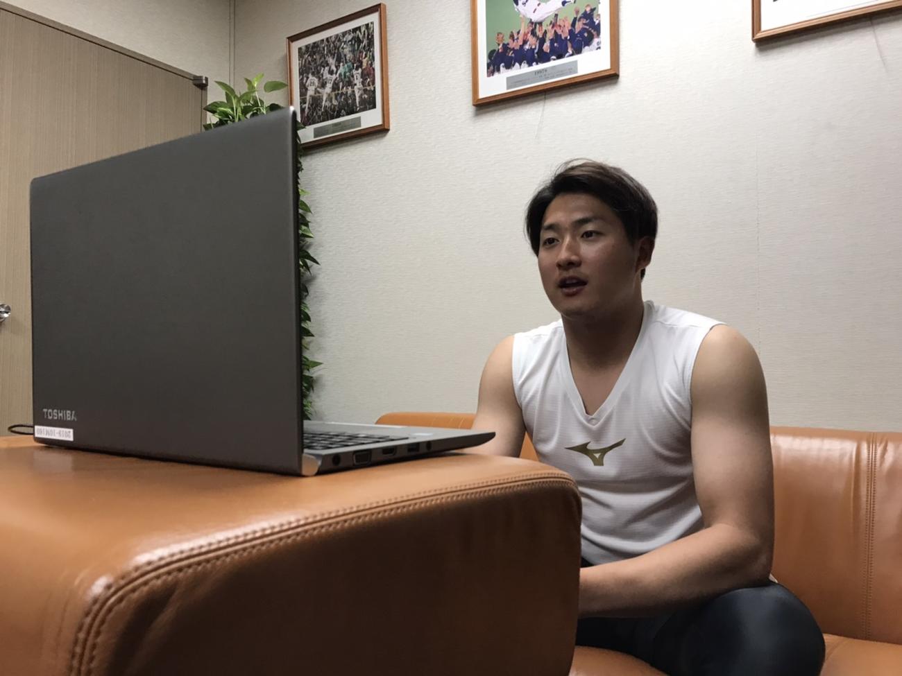 オンライン会議システム「Zoom」で取材に応じたヤクルト梅野（球団提供）
