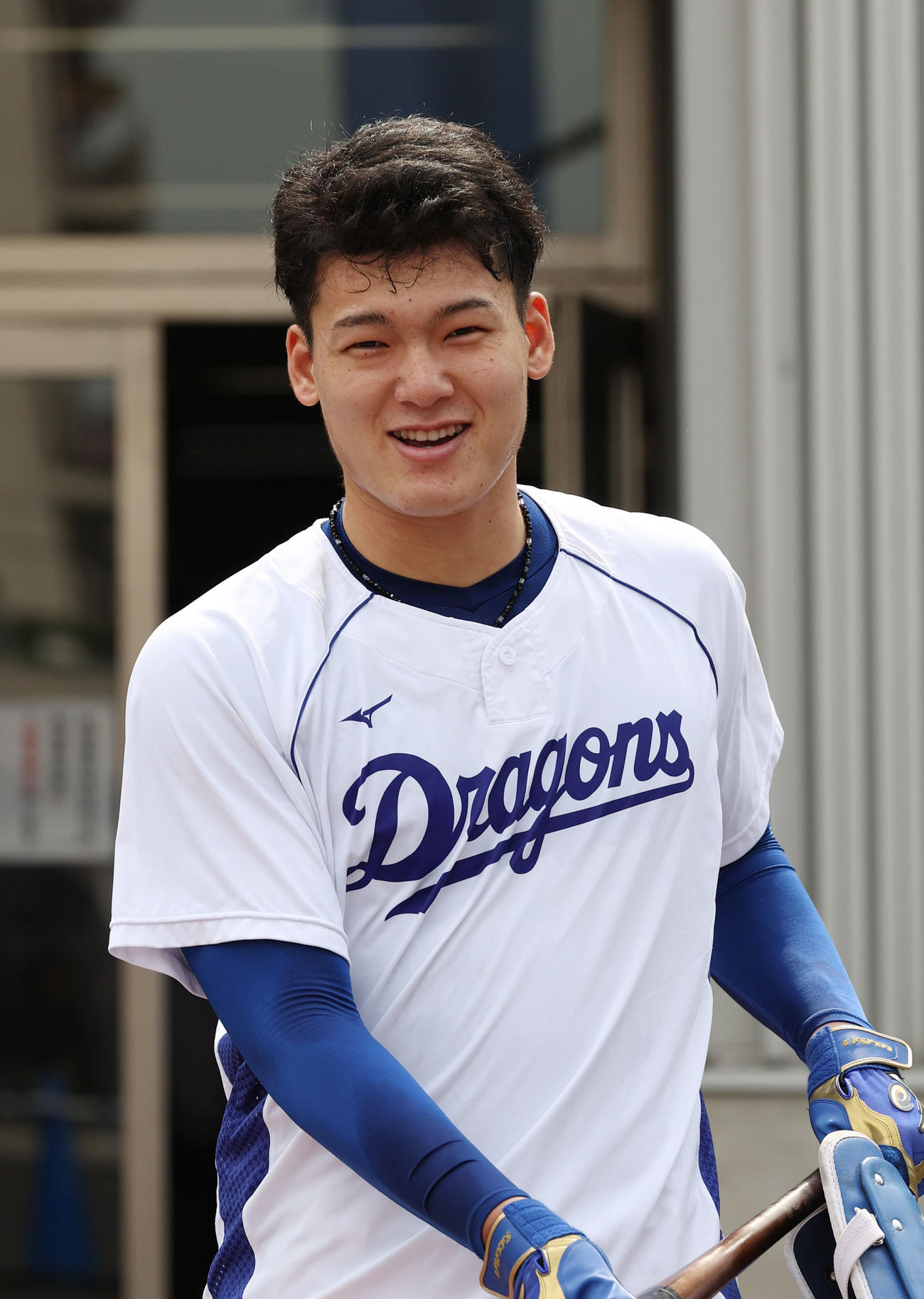 打撃練習を終え移動する石川昂弥