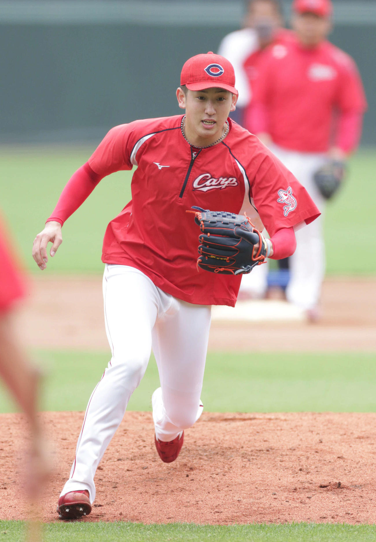 ノックを受ける広島遠藤（撮影・加藤孝規）