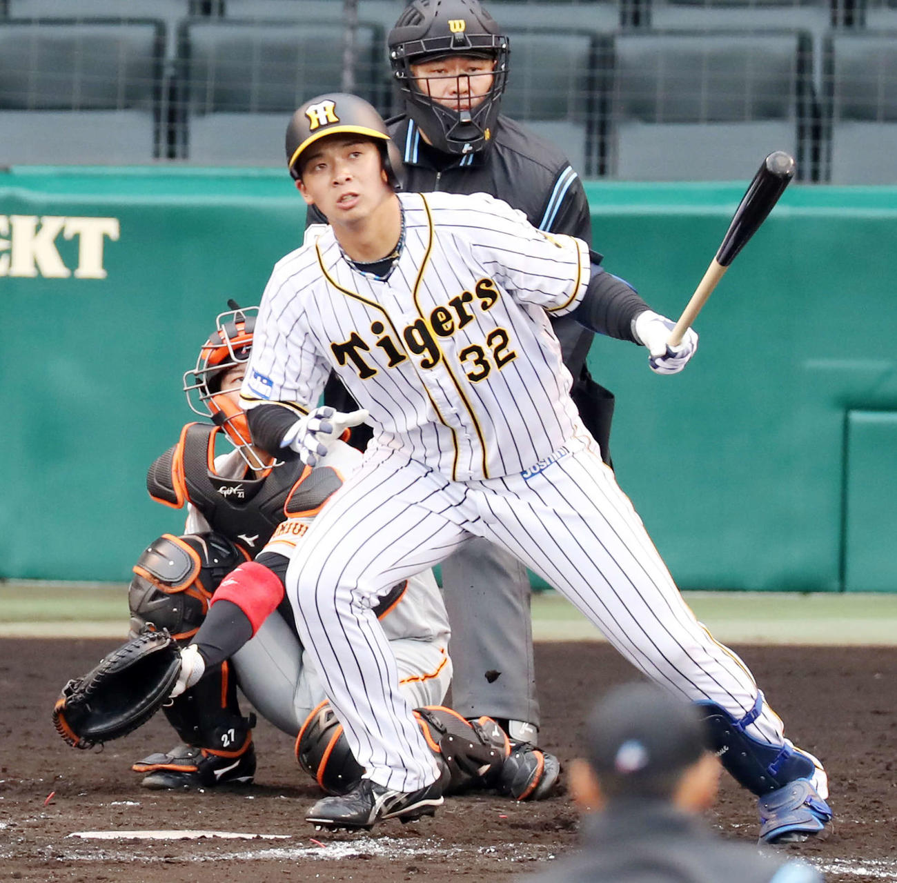 巨人とのオープン戦で井上広大は左越え適時二塁打を放つ（2020年3月8日）