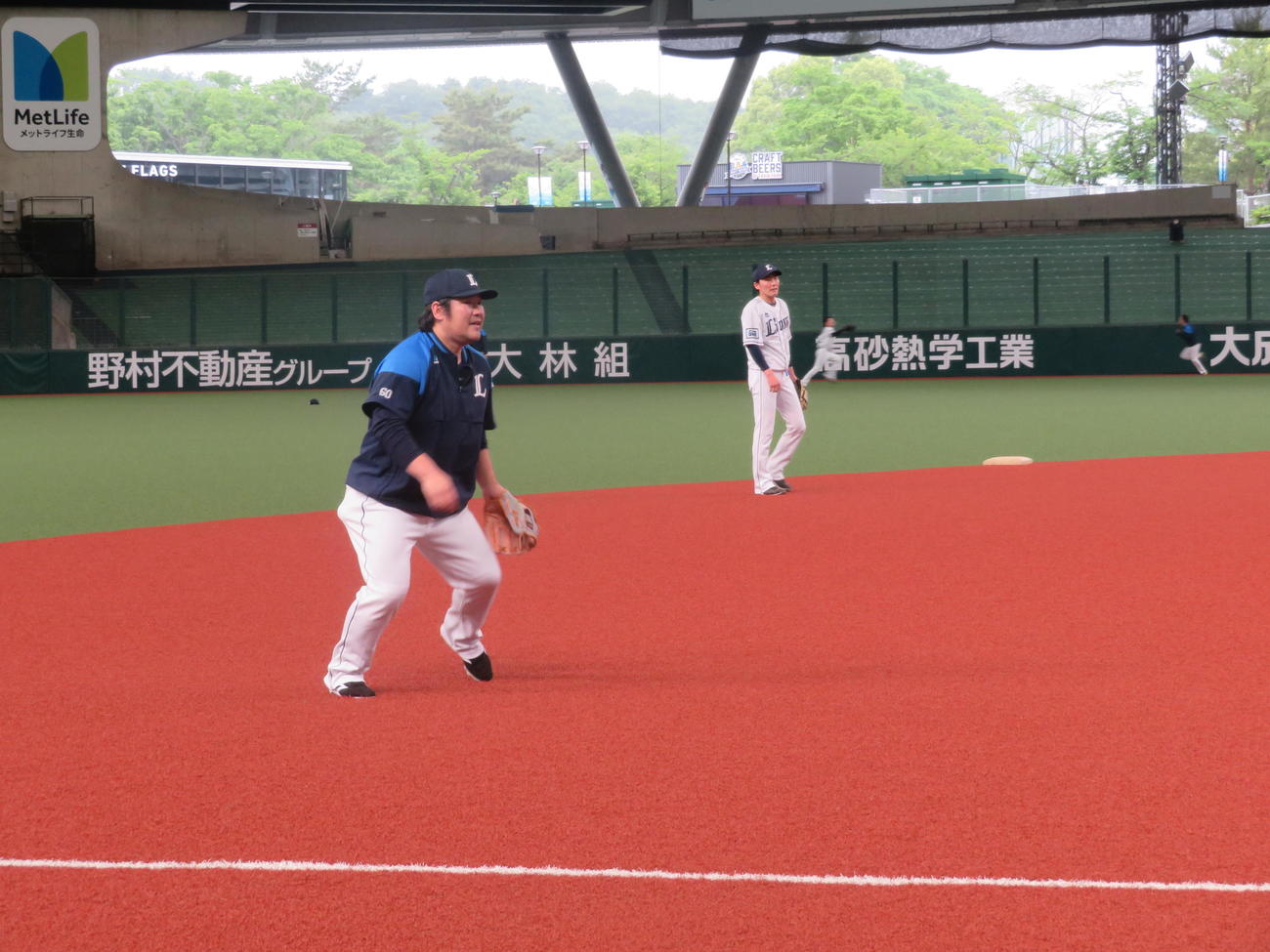 守備練習を行う西武中村（手前）と源田（球団提供）