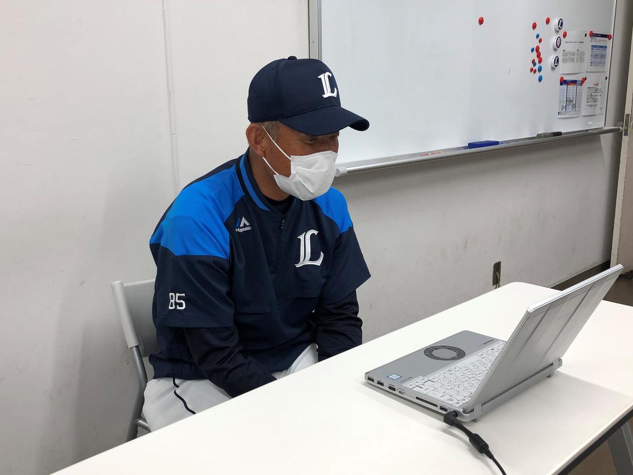 チーム練習後、オンライン取材を受ける西武辻発彦監督（球団提供）
