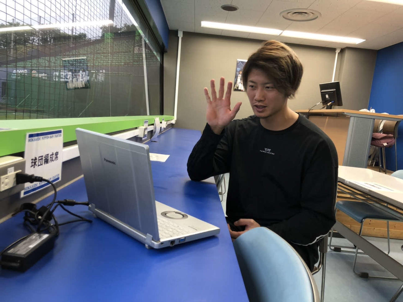 オンライン取材でパソコン画面に向かって手を振る日本ハム西川（球団提供）