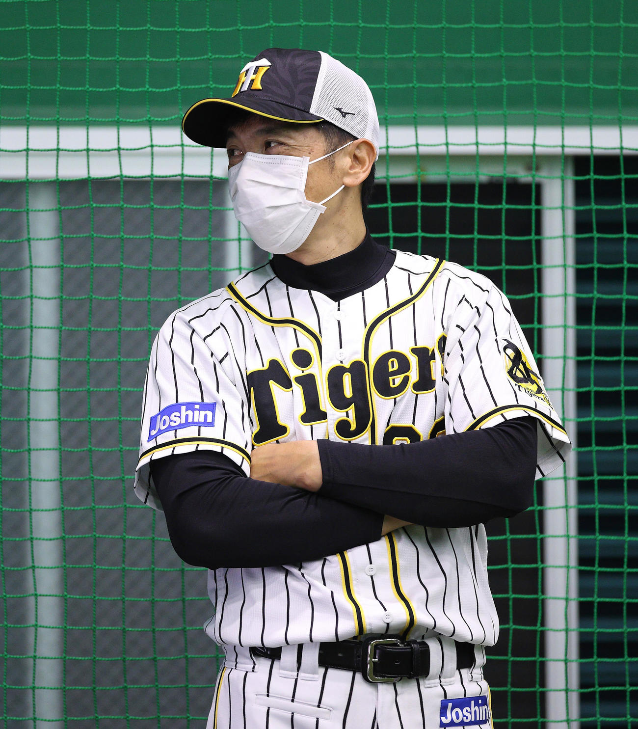 投手、野手の分離練習をみる矢野耀大監督（球団提供）