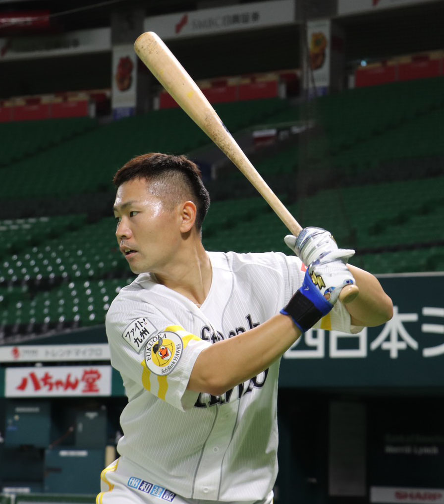 打撃練習を行う中村晃（撮影・球団提供）