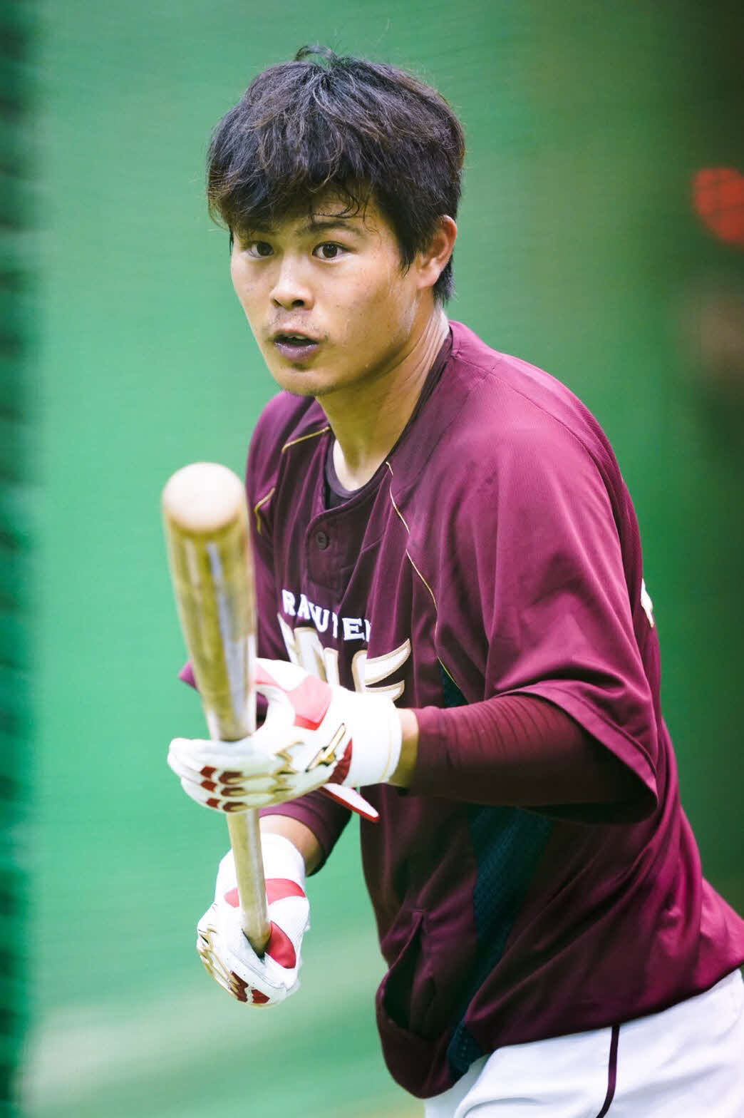 下半身を意識しながら打撃練習を行う楽天山崎幹（球団提供）