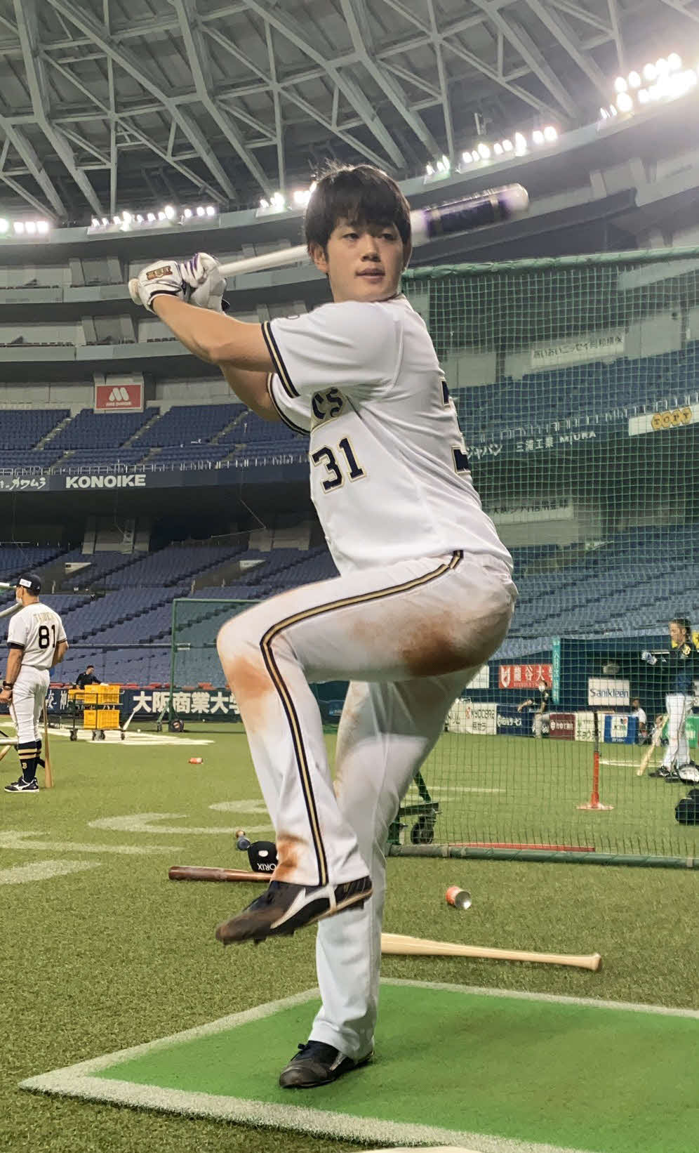 京セラドーム大阪で自主練習に取り組むオリックス太田椋内野手（球団提供）