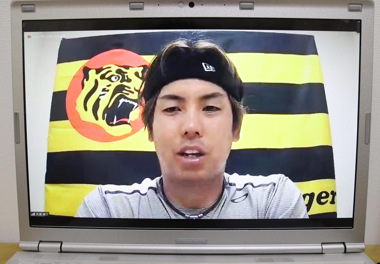 オンライン取材に応じる梅野隆太郎（撮影・清水貴仁）