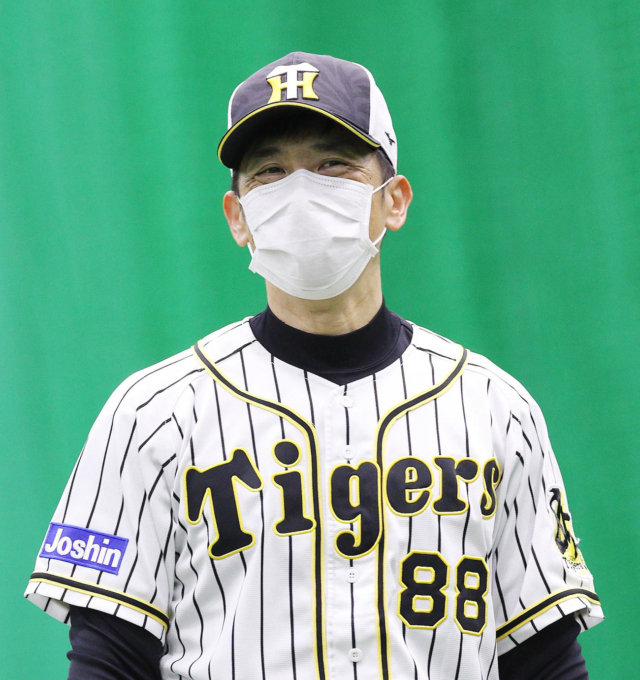 投手、野手の分離練習で笑顔をみせる矢野監督（球団提供）