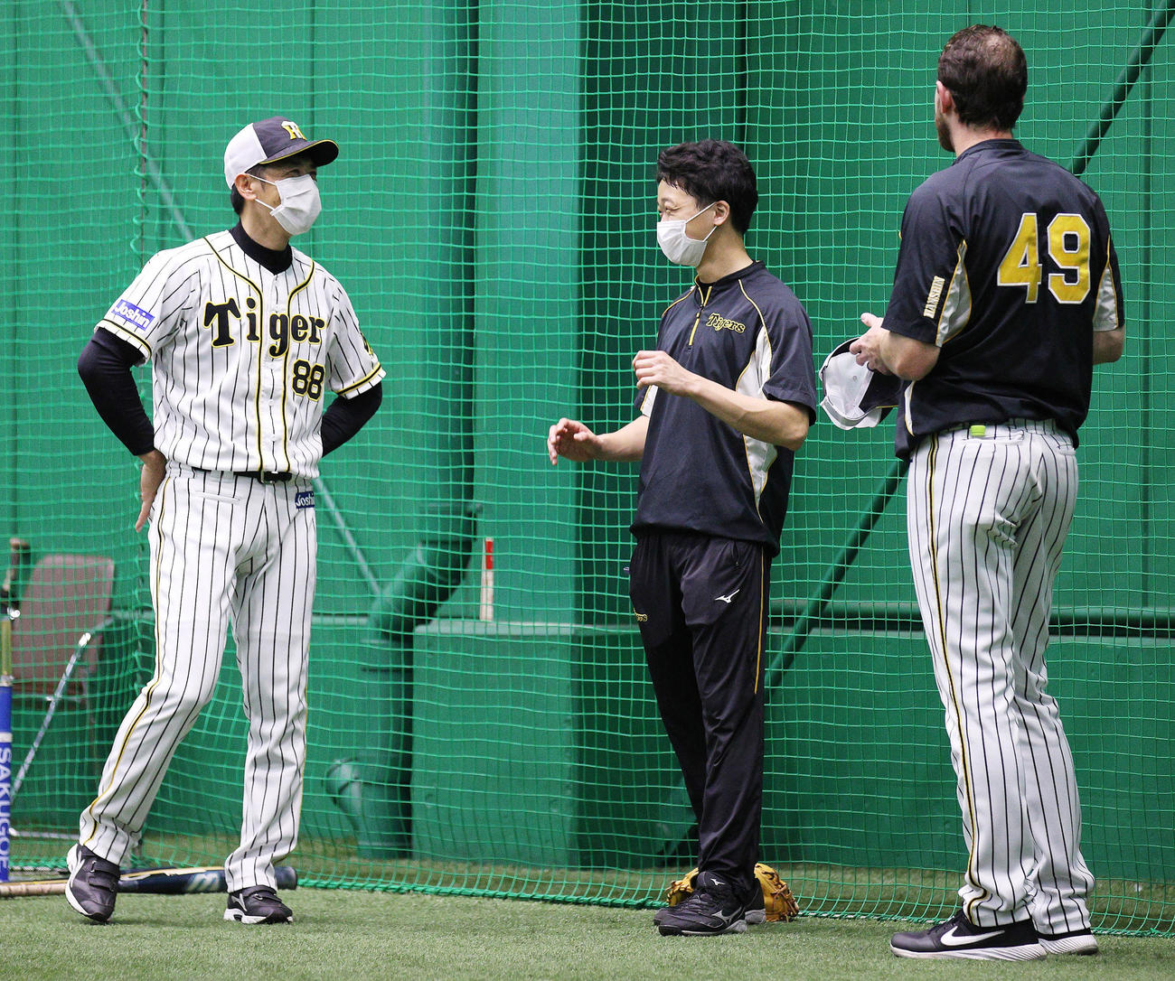 投手、野手の分離練習でガンケル（右）と話す矢野監督（左）（球団提供）