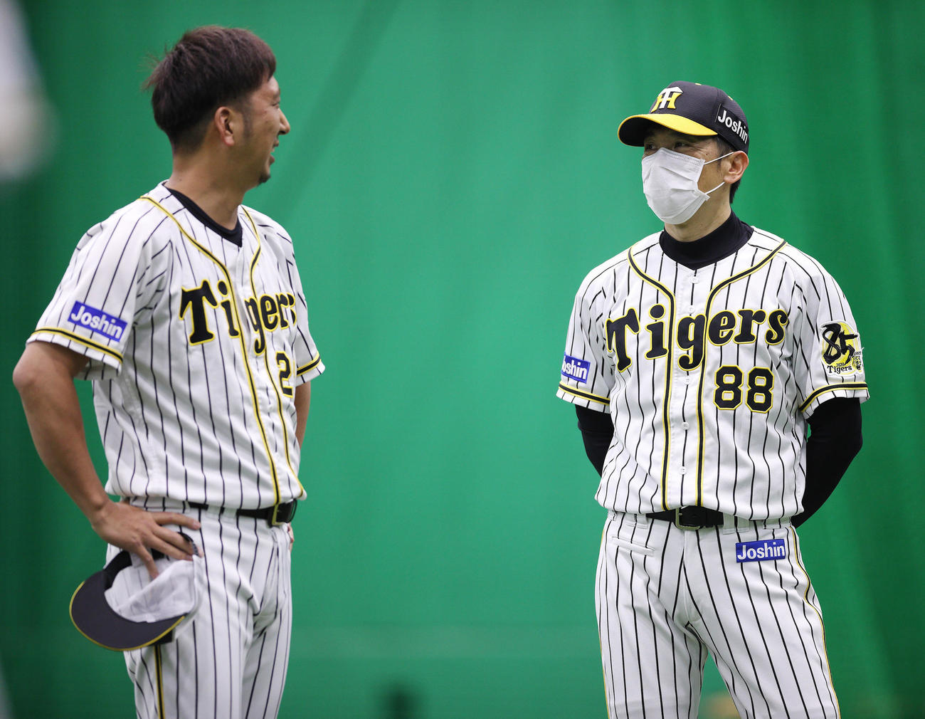 甲子園での投手、野手の分離練習で藤川（左）と話す矢野監督（球団提供）