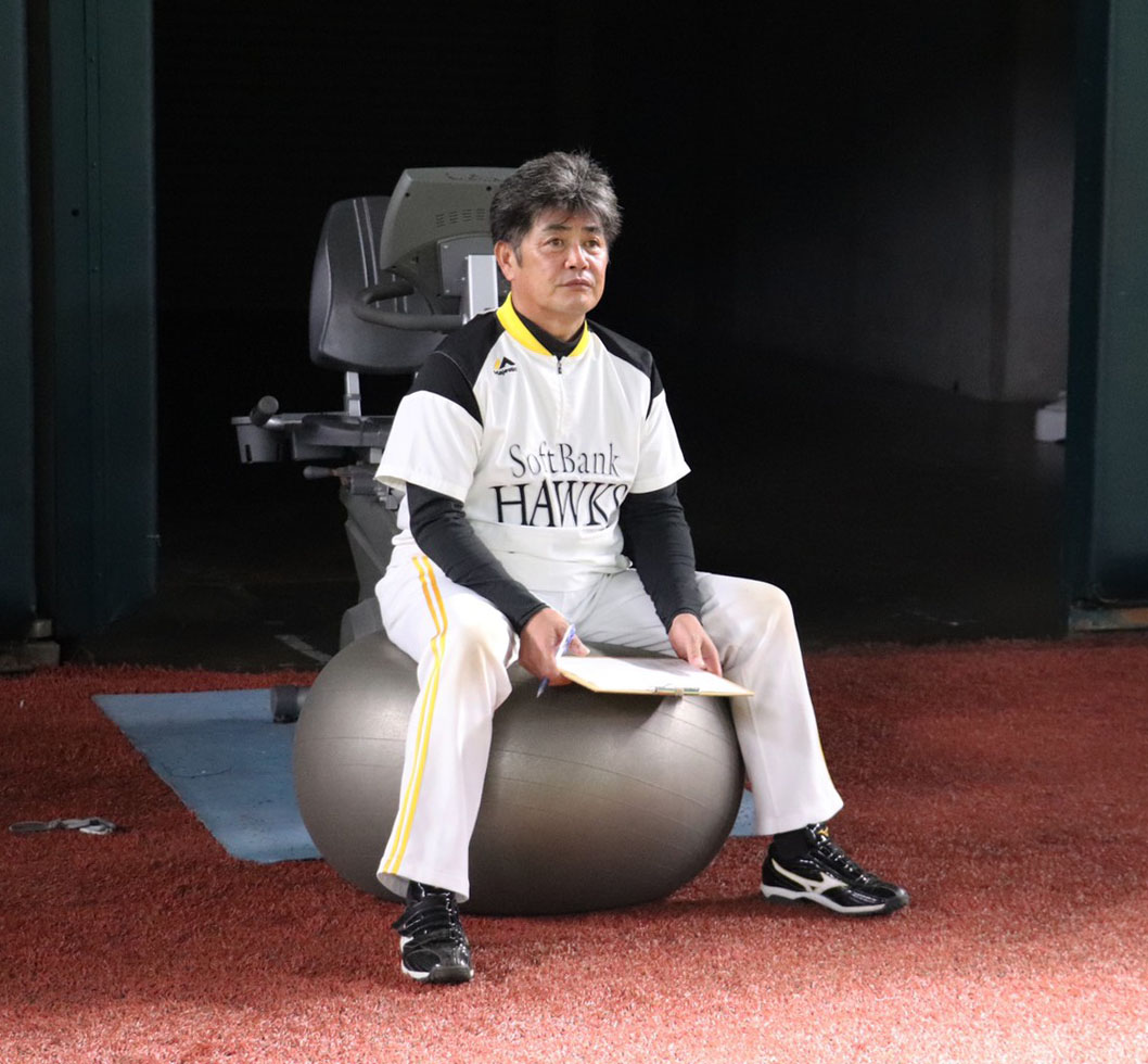 バランスボールに座って選手の練習を見守る工藤監督（撮影・球団提供）