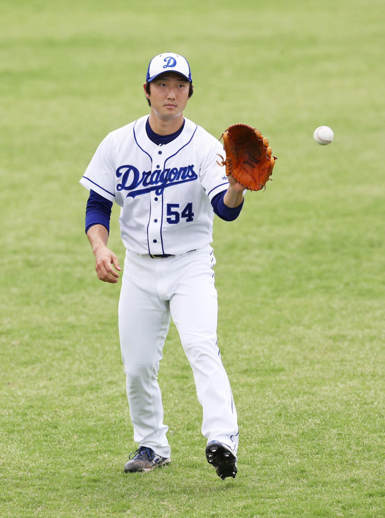 キャッチボールをする藤嶋（現場代表）