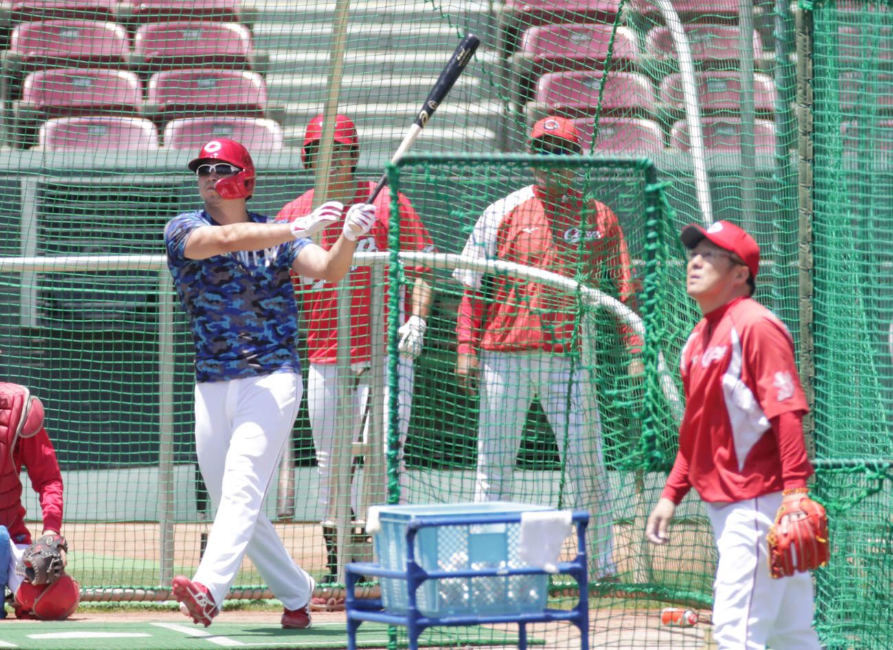 広島鈴木誠は佐々岡監督を投手にフリー打撃を行う（撮影・加藤孝規）