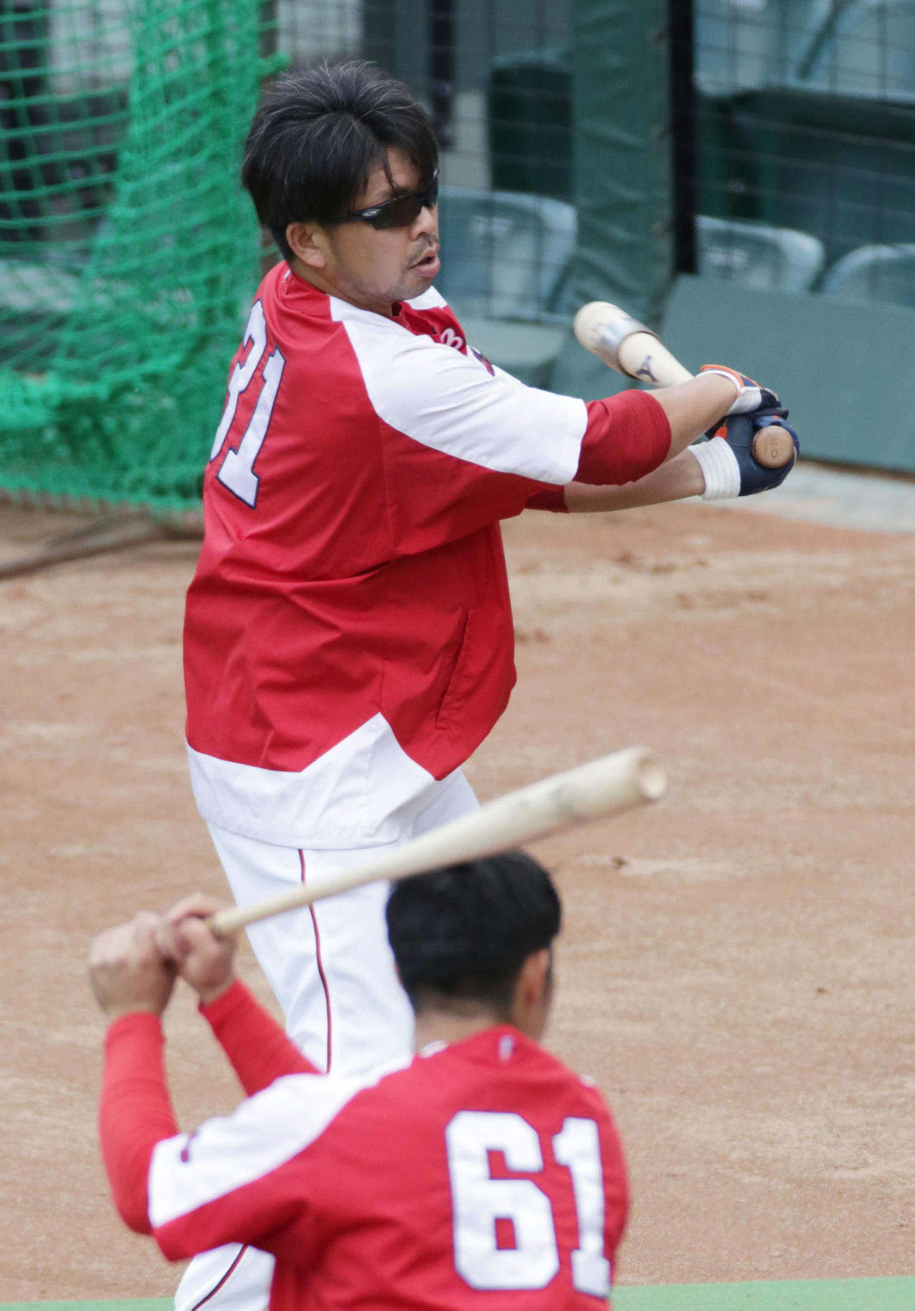 ティー打撃練習をする広島石原慶。手前は坂倉（撮影・加藤孝規）