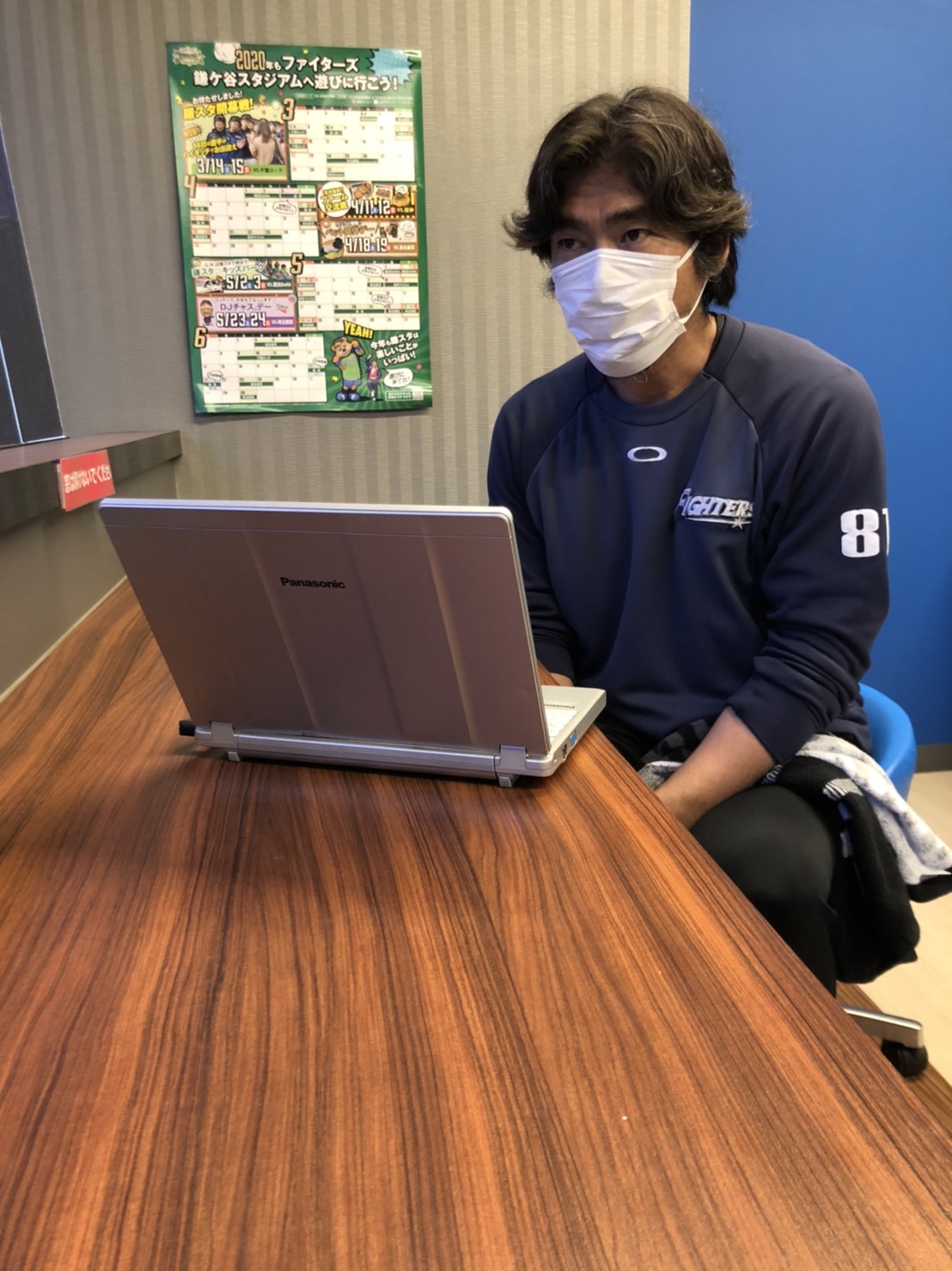 オンライン取材を受ける日本ハム小笠原ヘッド兼打撃コーチ（球団提供）