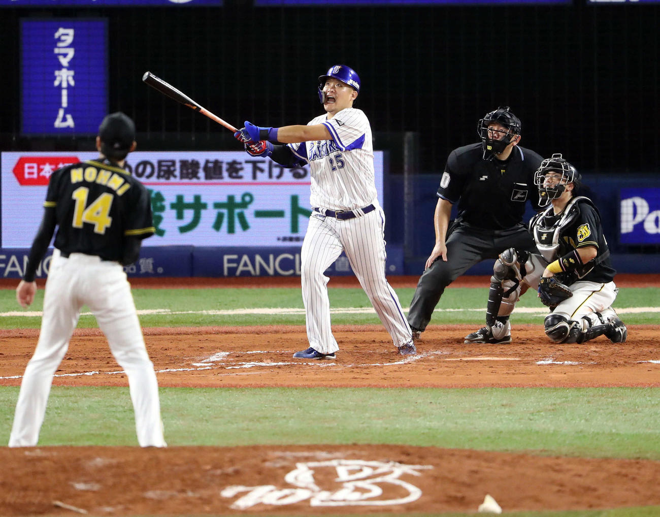 19年9月4日、サヨナラ2点本塁打を放ち、雄たけびを上げる筒香。投手能見（撮影・狩俣裕三）