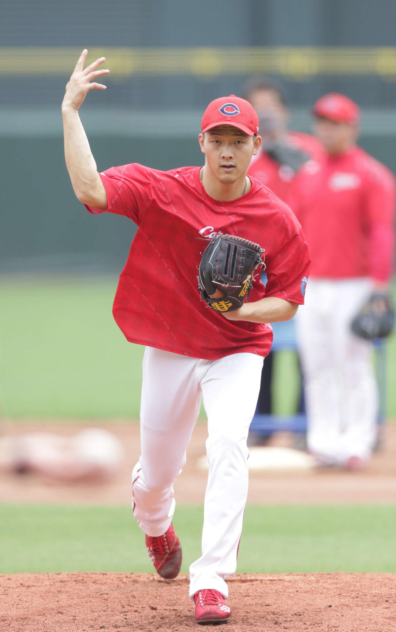 ノックを受ける広島薮田（撮影・加藤孝規）