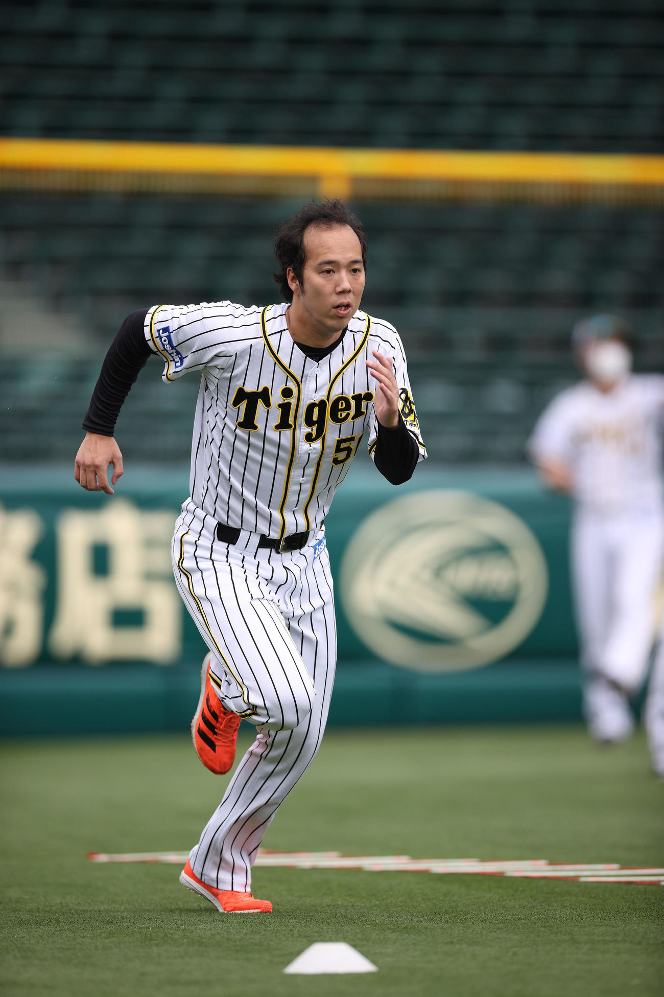 甲子園球場で練習を行う阪神青柳（球団提供）