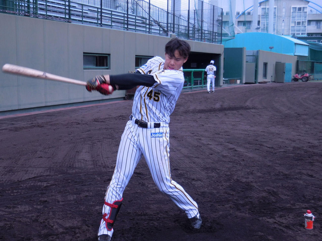 鳴尾浜球場で練習を行う阪神遠藤（球団提供）