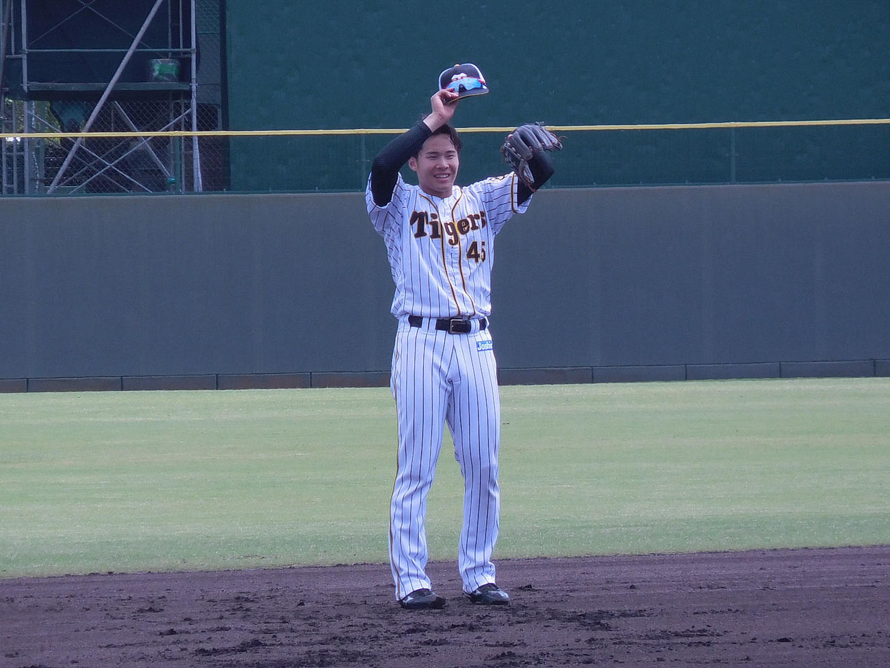 鳴尾浜球場で練習を行う阪神遠藤（球団提供）