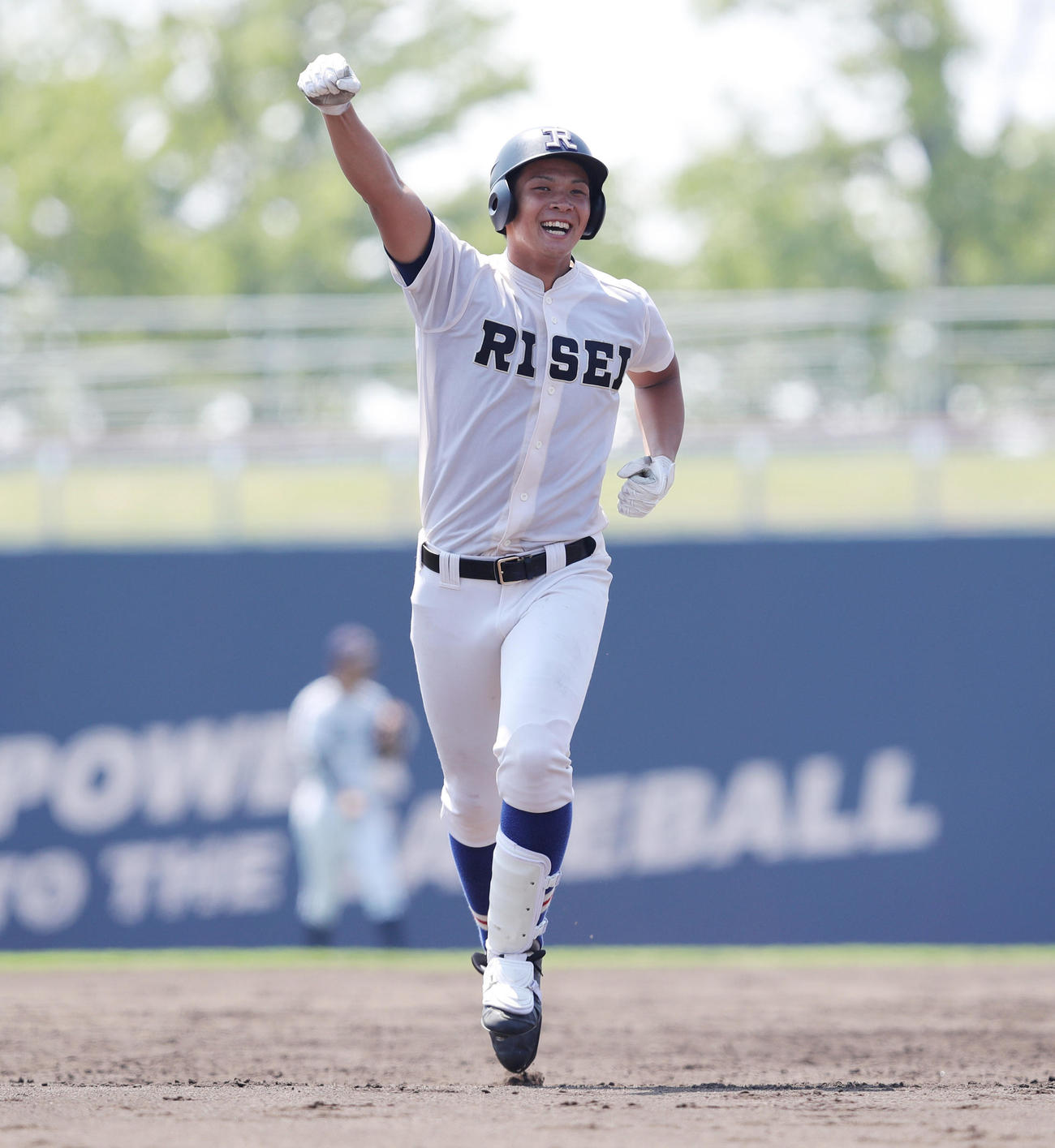 高校野球大阪大会・決勝　履正社対金光大阪　4回表履正社1死、同点となる左越え本塁打を放ち、笑顔でガッツポーズする井上広大（2019年7月29日撮影）