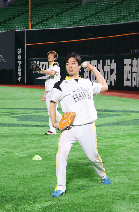 外野でキャッチボールをする和田毅、後方は岩崎翔（球団提供）