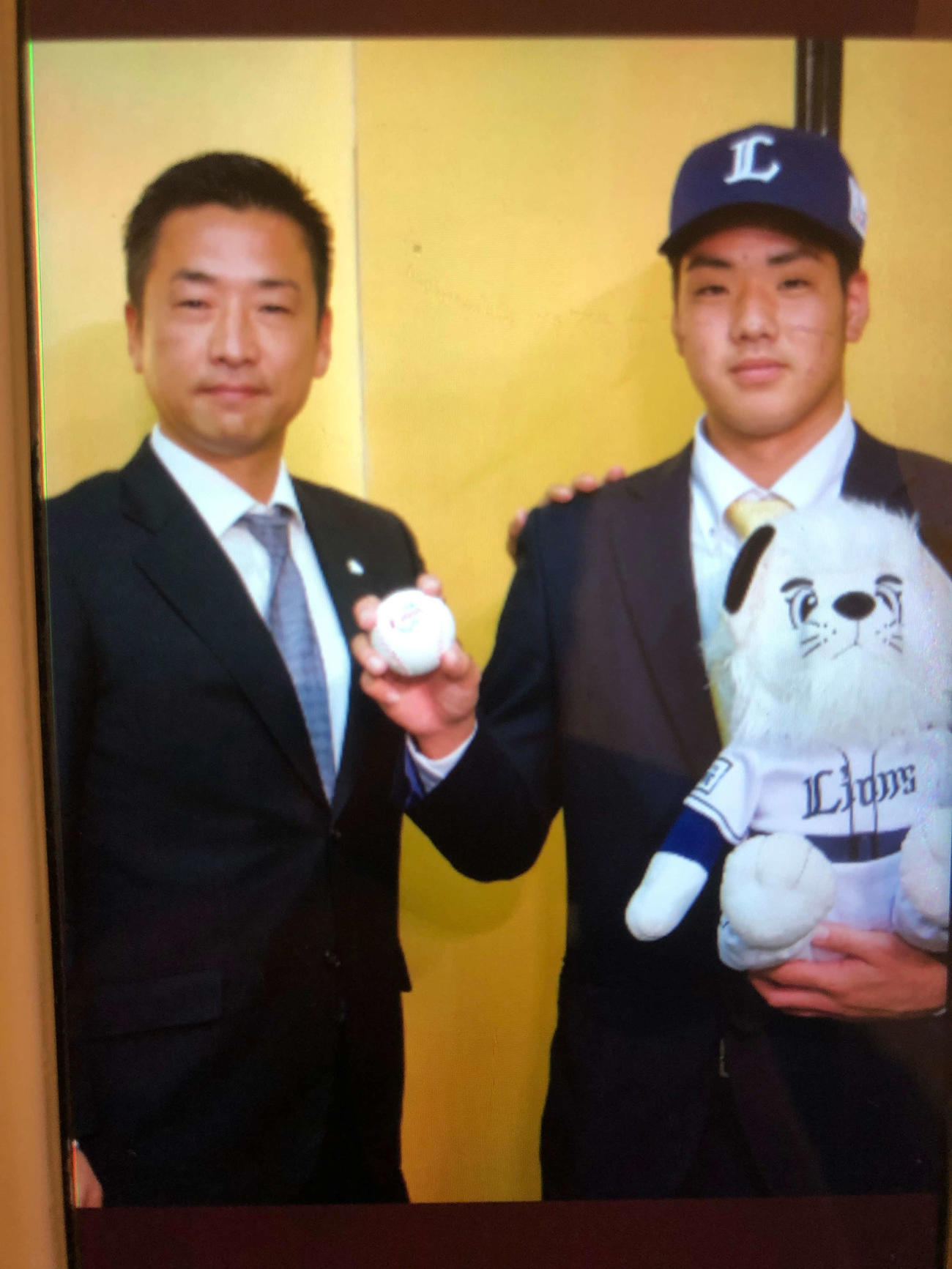 西武鈴木スカウト（左）と上間（球団提供）