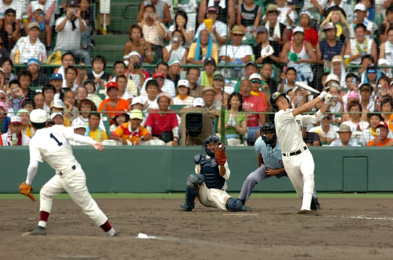 06年8月、夏の甲子園決勝で駒大苫小牧・田中から三振を奪う斎藤佑樹（撮影・前岡正明）