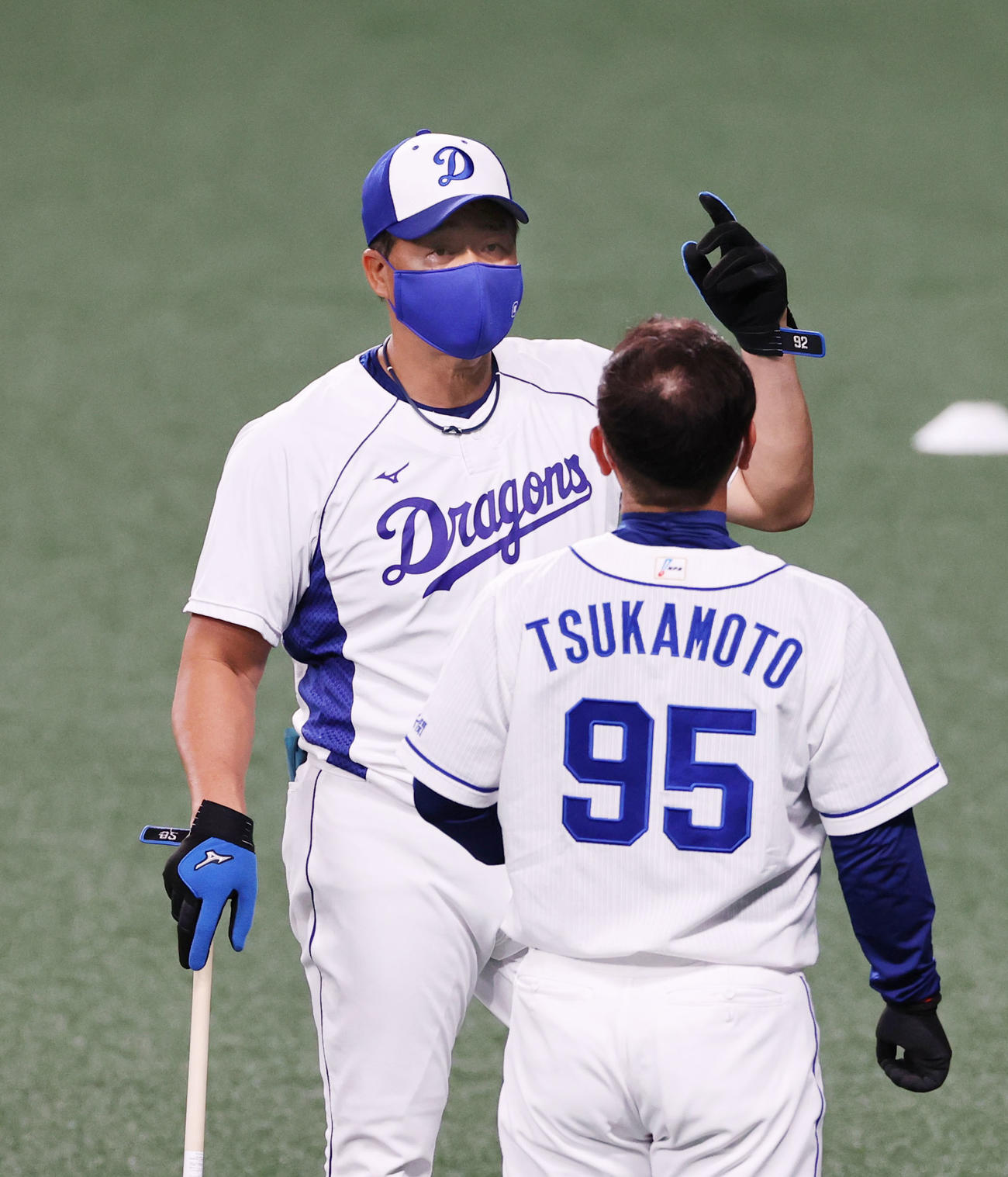 塚本洋コンディショニングコーチ（手前）と話す与田剛監督