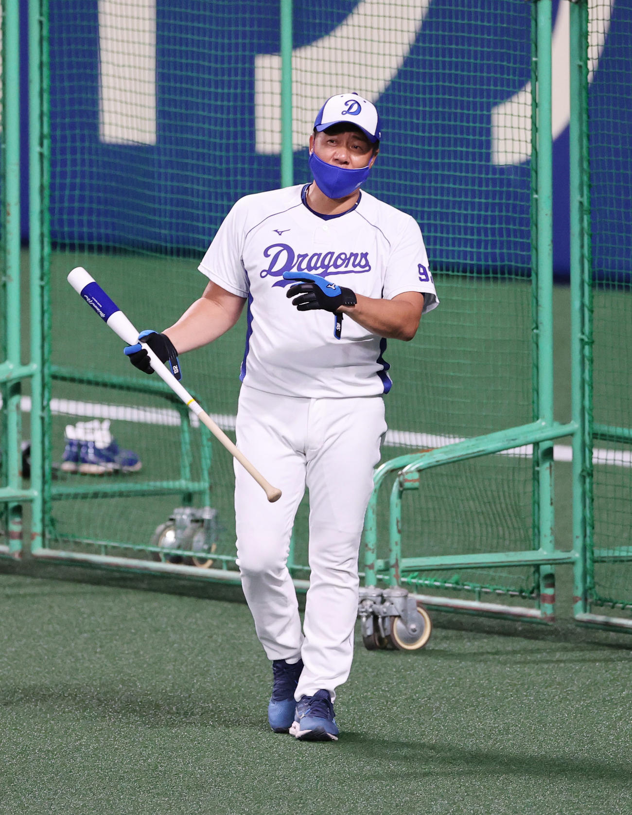 練習を見つめる与田剛監督
