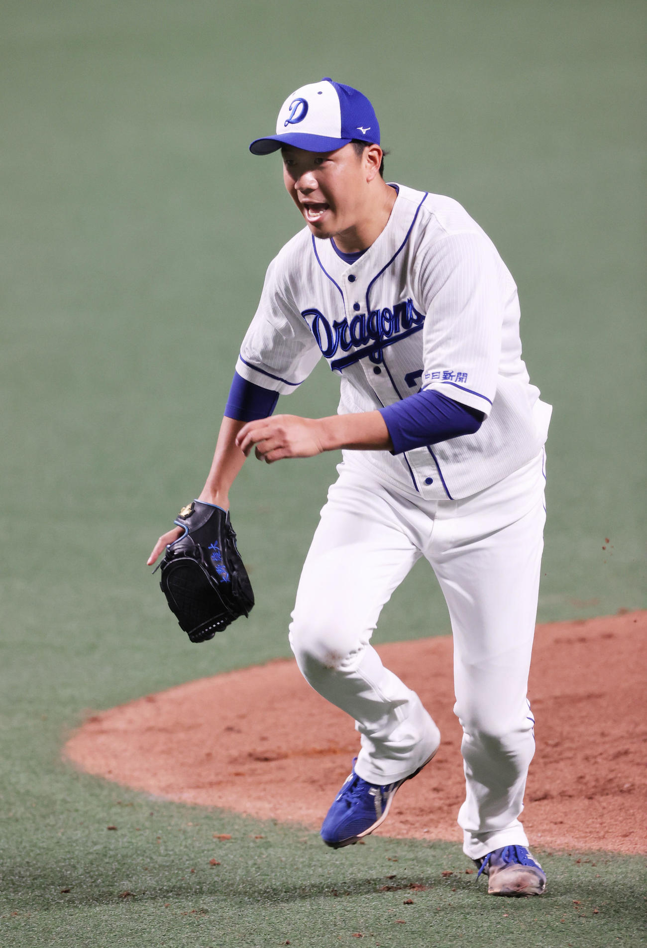 投内連携で軽快な動きを見せる大野雄大