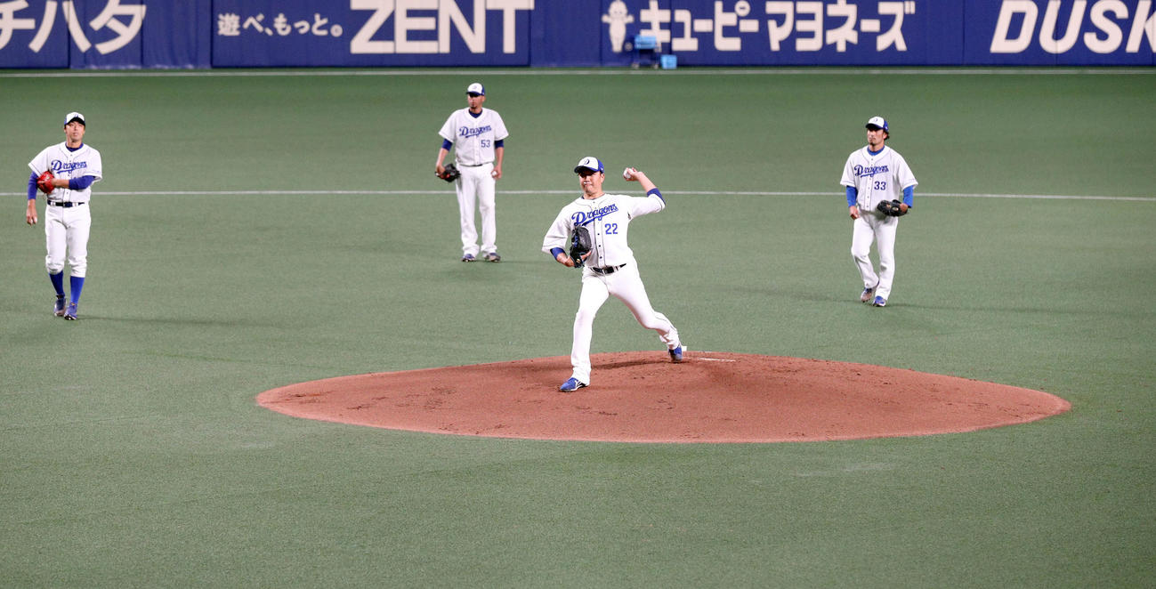 距離を取りながら投内連携をする大野雄大（手前）奥左から吉見一起、ルイス・ゴンサレス、祖父江大輔