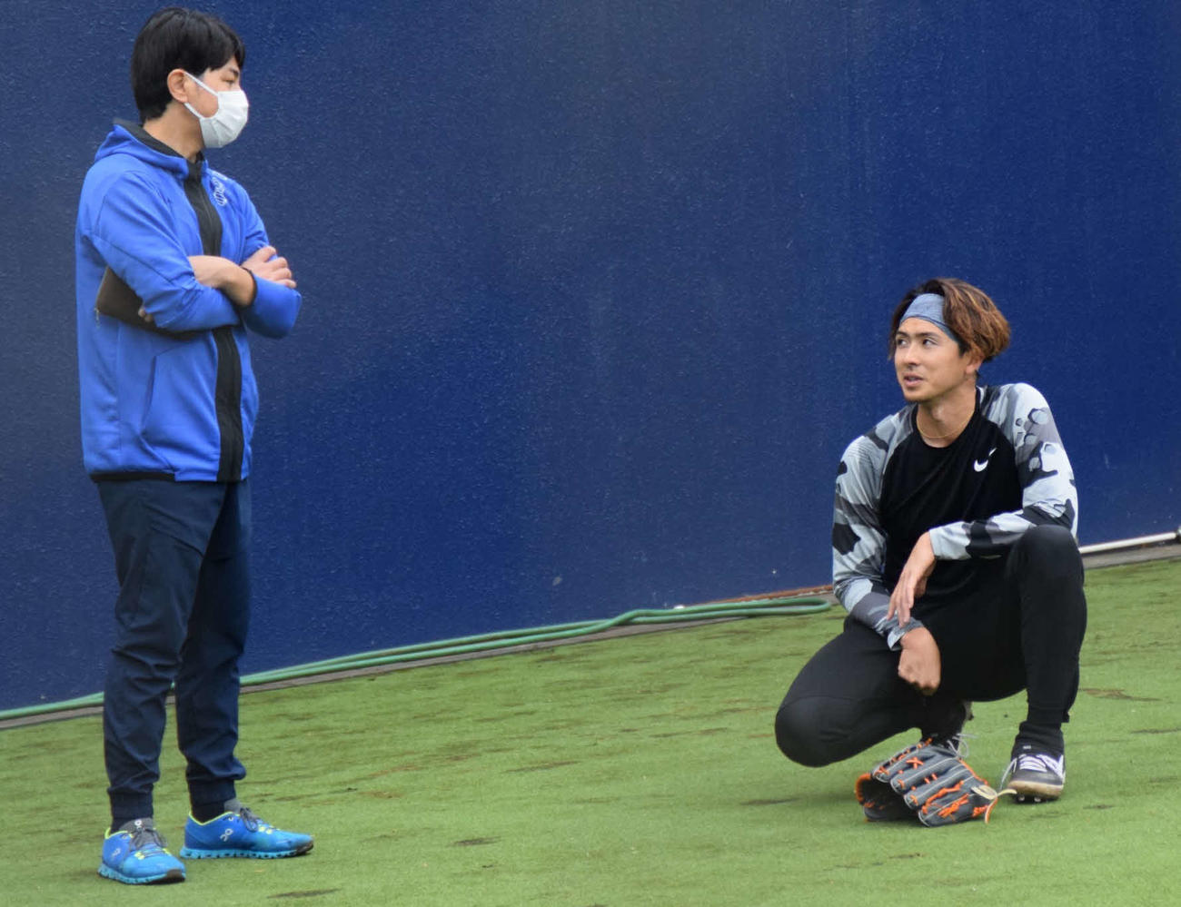 武田投手コーチ（左）と話す日本ハム上沢（球団提供）