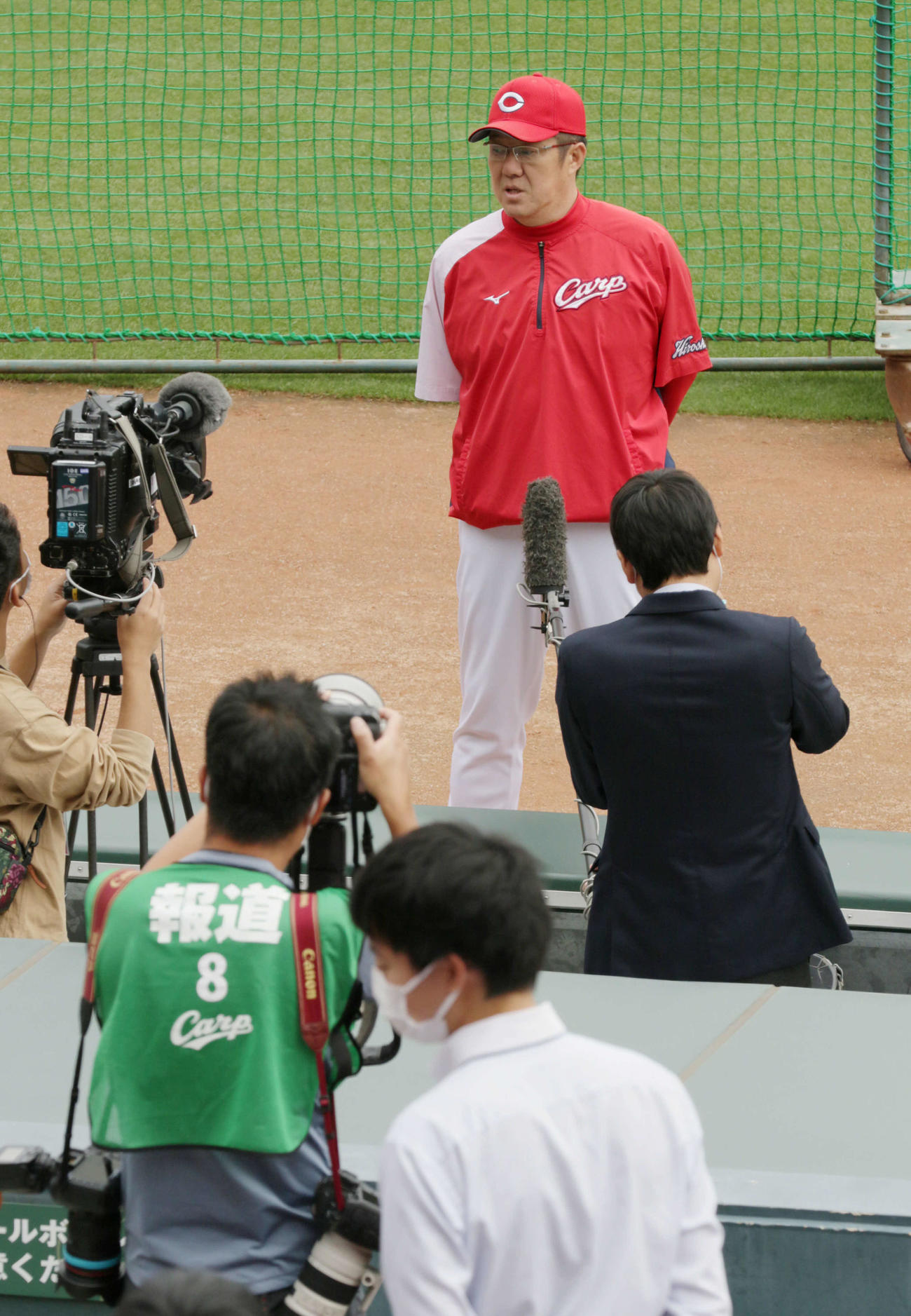 インタビューを受ける広島佐々岡監督（撮影・加藤孝規）