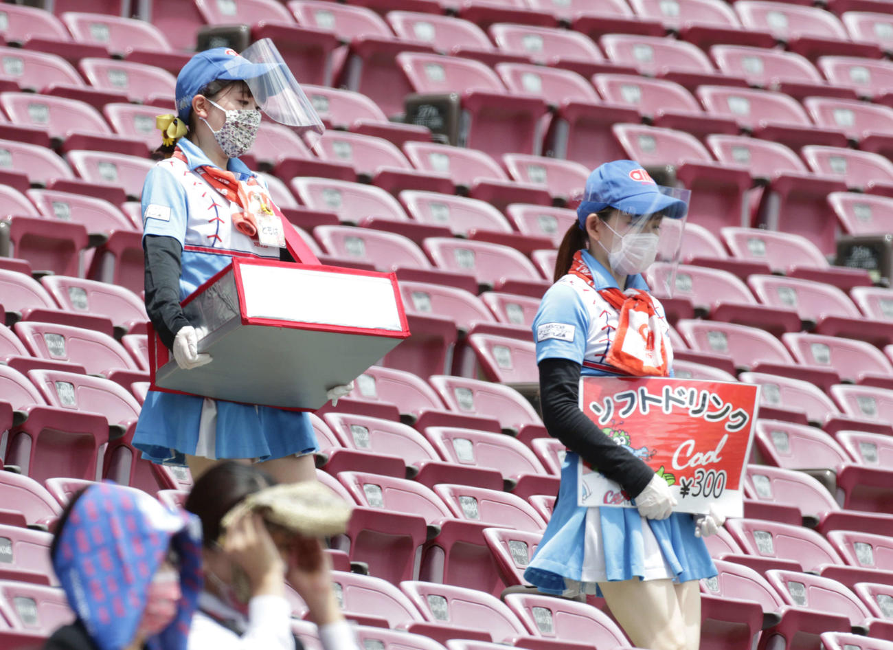 スタンドの売り子もペアになり、マスクとフェースシールドで防備する（撮影・加藤孝規）