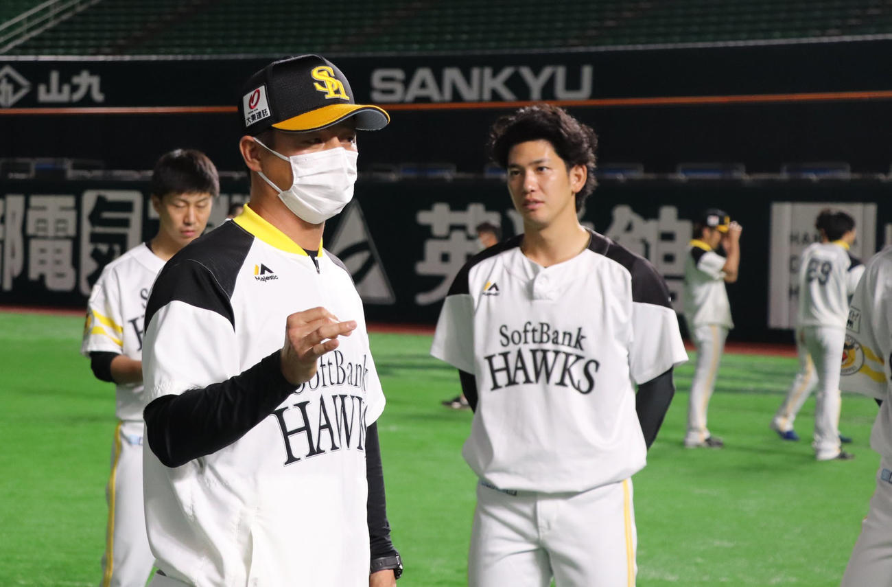 ソフトバンク栗原陵矢にアドバイスする平石洋介打撃兼野手総合コーチ（球団提供）