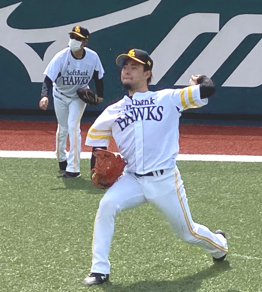 筑後でキャッチボールをするソフトバンク古谷優人（球団提供）